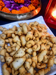 नमकपारे (namakpare recipe in Hindi) रेसिपी मुख्य फोटो