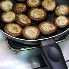 A picture of Pan Fry Garlic Salt Buttered Mushroom 5 Mins.