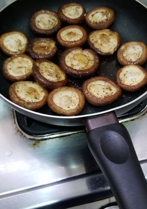 A picture of Pan Fry Garlic Salt Buttered Mushroom 5 Mins.