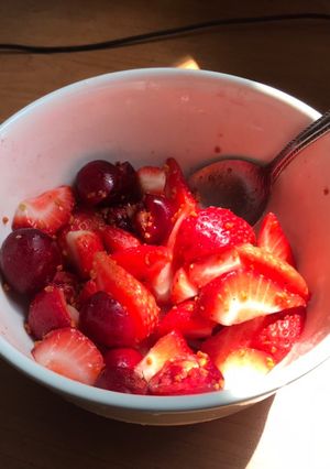 Hình của món Cherry và dâu tây xốc muối ớt.