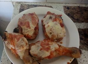 Una foto de Muslos de pollo a la pizza