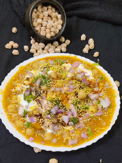 छोला आलू टिक्की चाट (chhola aloo tikki chat) रेसिपी मुख्य फोटो