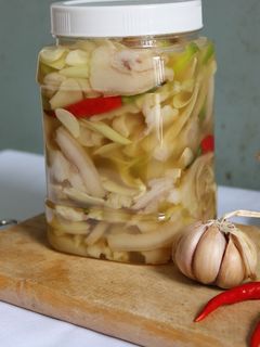 Hình của món Tai heo ngâm giấm chua ngọt.