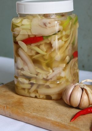 Hình của món Tai heo ngâm giấm chua ngọt.