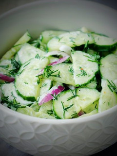 Lilahagymás uborkasaláta 🧅🥒🥗 recept fotója