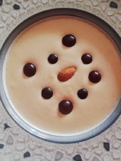 Una foto de Ajoblanco de almendras y pistachos