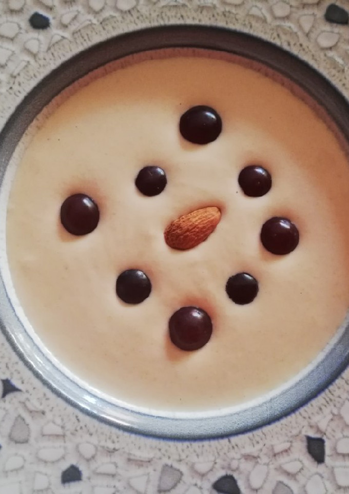 Una foto de Ajoblanco de almendras y pistachos