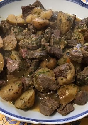 Une photo de Bœuf mariné sauté aux épices créoles et pommes grenailles