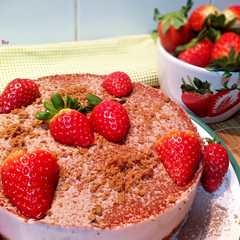 Una foto de Tarta de queso y fresas