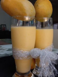 મેંગો મિલ્ક શેક (Mango Milk Shake Recipe In Gujarati) રેસીપી મુખ્ય ફોટો