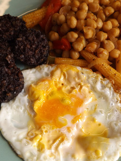 Una foto de Plato de garbanzos con morcilla con o sin huevo
