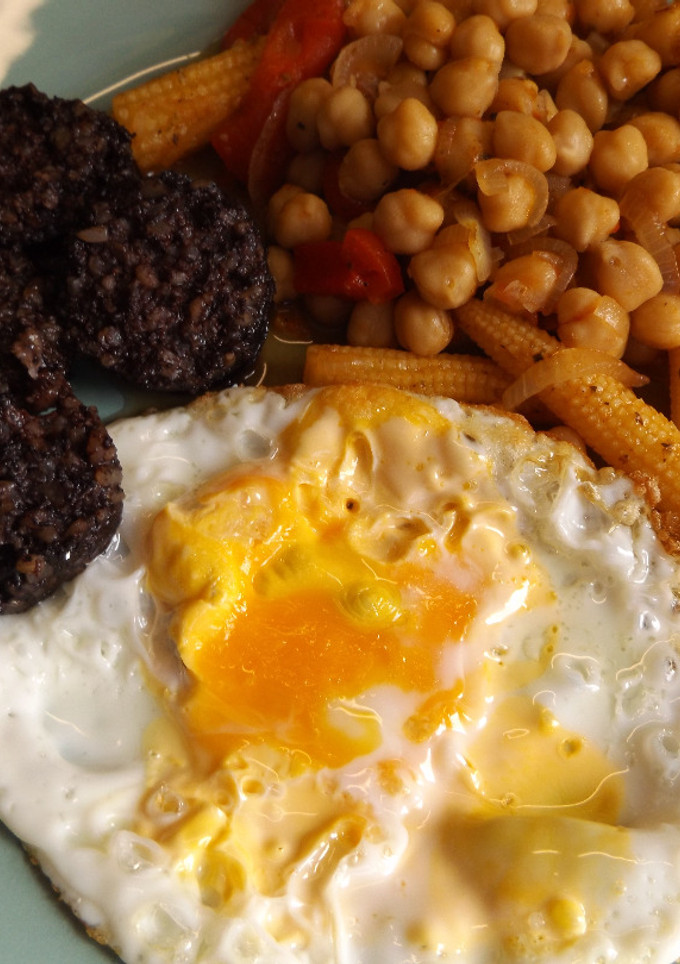 Una foto de Plato de garbanzos con morcilla con o sin huevo