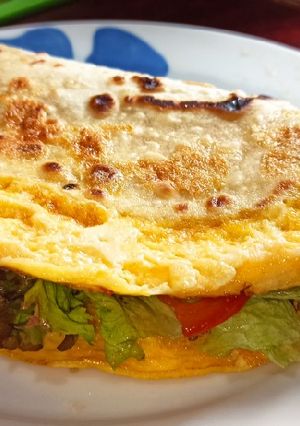 Omlett tortillában, friss zöldségekkel recept fotója