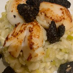 Simple risotto base topped with scallops and black pudding A picture of Simple risotto base topped with scallops and black pudding.
