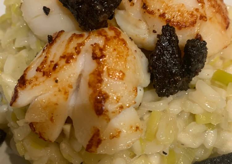 Simple risotto base topped with scallops and black pudding