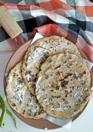 A picture of Taandlaache Thaalipeeth (Savoury Rice Flour Flatbread).