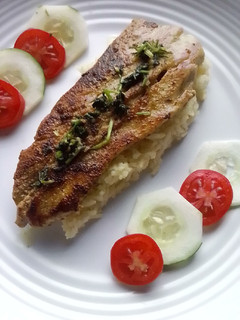 Una foto de Filete de pescado con mantequilla de ajo