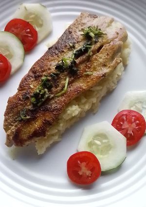 Una foto de Filete de pescado con mantequilla de ajo