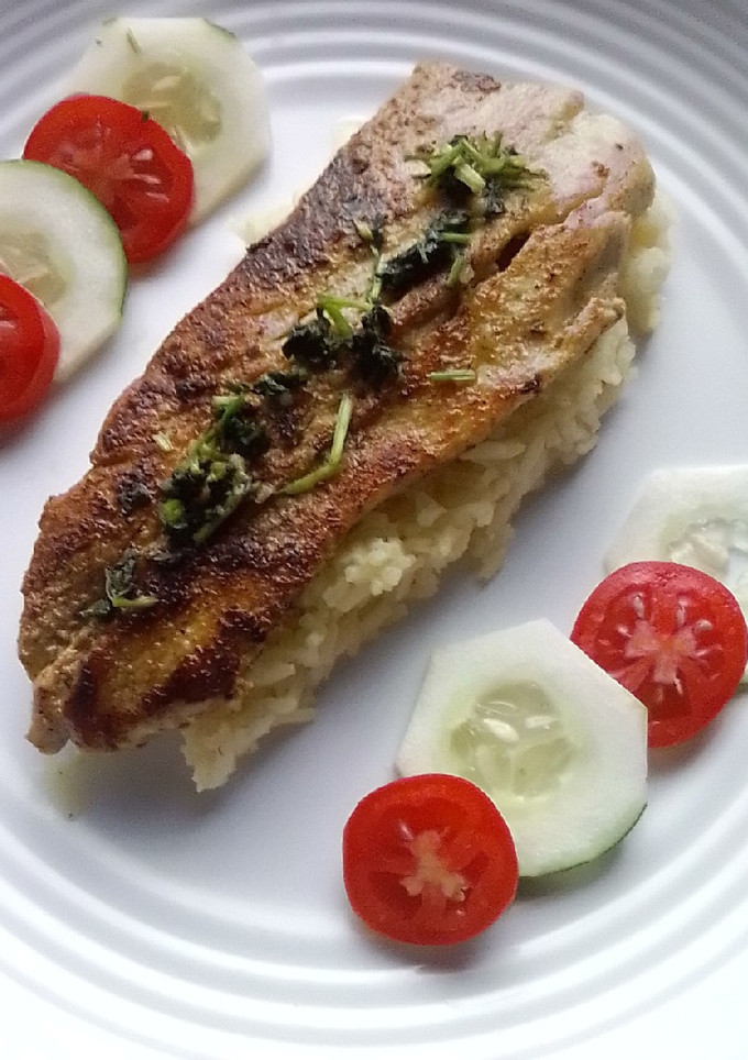 Una foto de Filete de pescado con mantequilla de ajo
