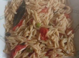 Una foto de ORZO VEGANO & TOMATE