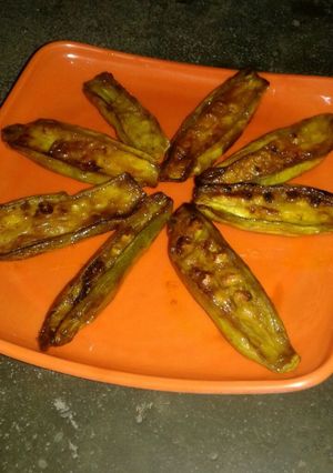 A picture of Potol bhaja(fried pointed gourd).