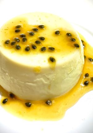 Lime pannacotta maracuja szósszal recept fotója