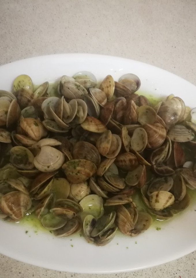 Una foto de Almejas en salsa verde