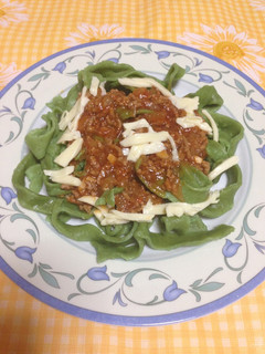 Una foto de Pappardelle de Espinaca Con Salsa Roja!