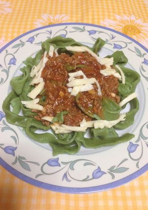 Una foto de Pappardelle de Espinaca Con Salsa Roja!