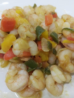 Una foto de Gambas con pimientos de colores🦐🦐🌶