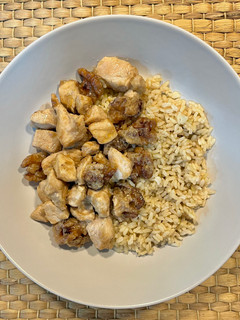 Una foto de 🍗 Pollo con nueces y arroz 🍚