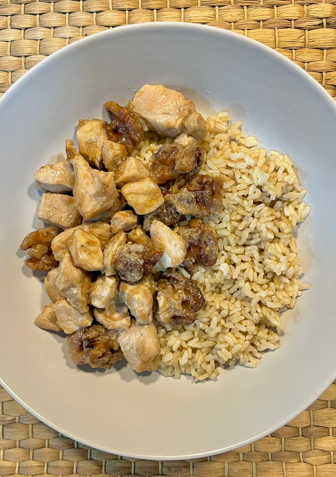 Una foto de 🍗 Pollo con nueces y arroz 🍚