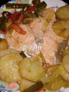 Una foto de Salmón con verduras