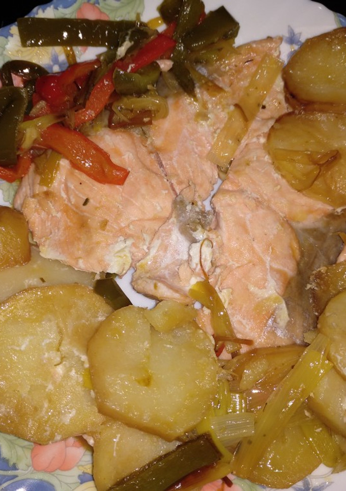 Una foto de Salmón con verduras