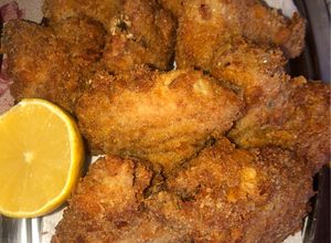 Una foto de Alitas de pollo rebozado y fritos 😋