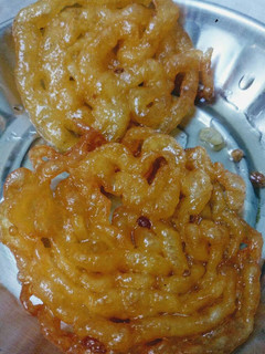 इंस्टेंट जलेबी (Instant jalebi recipe in hindi) रेसिपी मुख्य फोटो