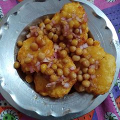 A picture of Aloo Chaat and Tikki.