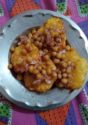 A picture of Aloo Chaat and Tikki.