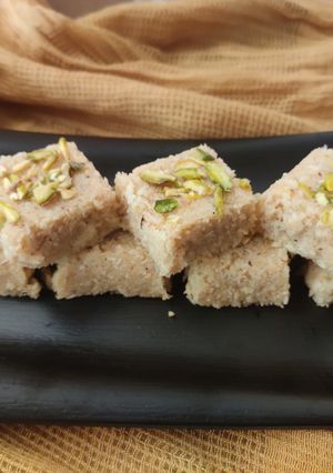 নারকেলের বরফি (Coconut barfi recipe in bengali) রেসিপির প্রধান ছবি