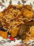 Noodle con pollo e verdure alla coreana con salsa gochujang