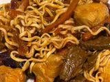 Noodle con pollo e verdure alla coreana con salsa gochujang