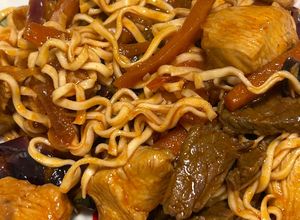 Foto di Noodle con pollo e verdure alla coreana con salsa gochujang