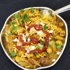 A picture of Khasta chhola chaat.
