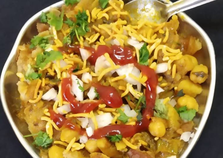 Khasta chhola chaat