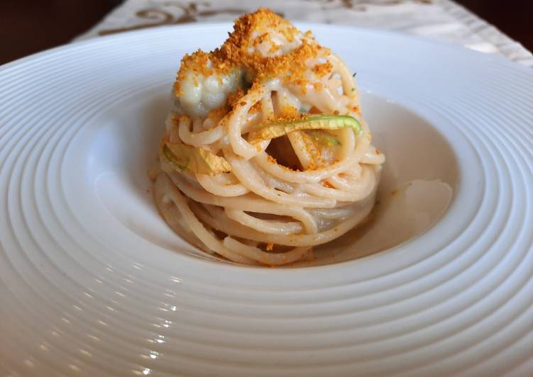 Vermicelli crema di cavolfiore fiori di zucca e curcuma