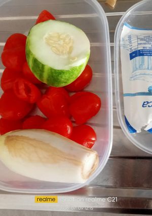 Foto di Insalata di pomodori e cetrioli e feta e indivia