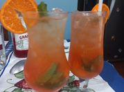 Una foto de coctel con mandarina