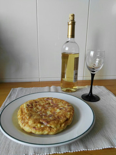 Una foto de Tortilla de patata, cebolla, puerro y jamón