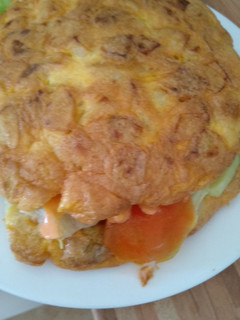 Una foto de Tortilla de papa rellena