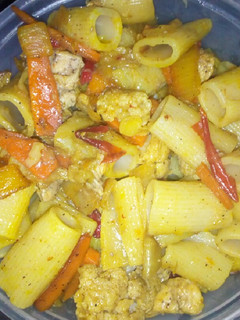 Una foto de Pasta con vegetales salteados y pollo al vapor
